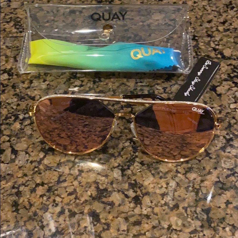 Quay Hold Please gold